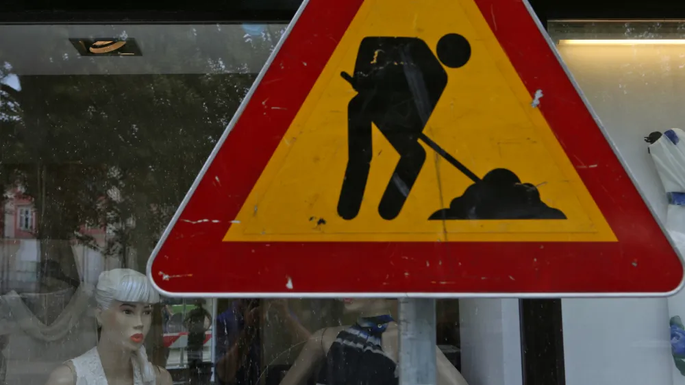 ﻿- simbolična fotografija - prometni zank delo na cesti - gredbeništvo - cestni in gradbeni delavci//FOTO: Tomaž Skale