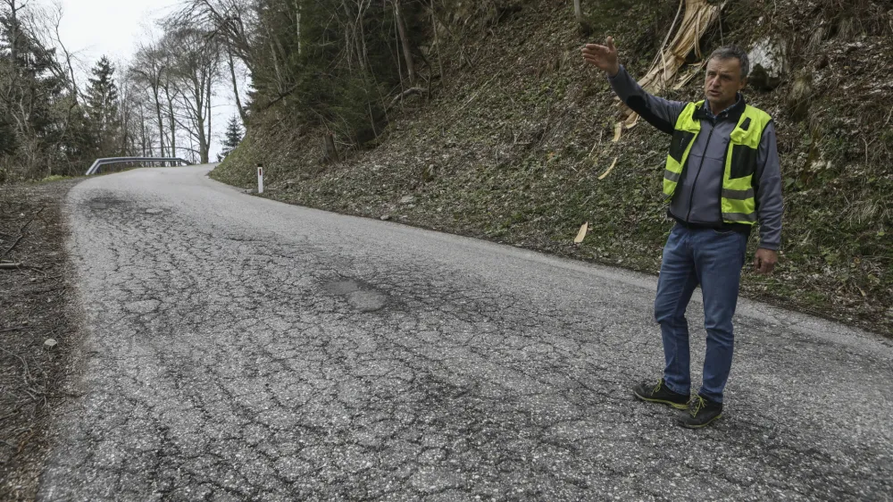 Z Borisom Štuparjem smo se sprehodili po dotrajanem cestišču državne ceste Podlom–Kališe. 