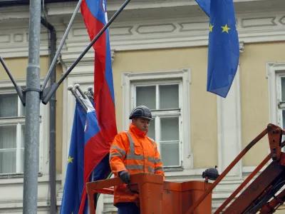 - ilustrativna fotografija - evropska in slovenska zastava - obešanje - delavci javne razsvetljave //FOTO: Tomaž Skale