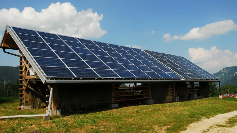 Za postavitev sončne elektrarne so primerne vse vrste streh in poleg stanovanjskih hi&scaron; tudi pomožni objekti. F SunContract