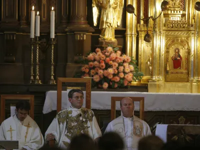 msgr. Feliu Torra, vikar v slovenski podružnici Opus Dei<br><br><br>- 80. obletnica ustanovitve Opus Dei - zahvalna ma&scaron;a v trnovski cerkvi - <br>- Opus Dei je bila ustanovljena pred dobrimi petimi leti in ima po njegovih besedah okoli 30 članov. Približno polovica je tako imenovanih numerarijev, to so bodisi duhovniki bodisi laiki, ki se zavežejo, da bodo organizaciji služili kot celibaterji, in praviloma živijo v centrih Opus Dei. Polovica pa je tako imenovanih supernumerarijev, ki so lahko poročeni oziroma živijo s svojimi družinami. Nekaj deset ljudi &ndash; praviloma gre za prijatelje, sorodnike in sosede članov &ndash; ima v organizaciji status sodelavcev. <br><br><br><br>//FOTO: Luka Cjuha<br>OPOMBA: ZA OBJAVO V ČASOPISU DNEVNIK