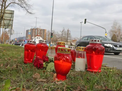 ﻿- 20.03.2017 - križišče Bravničarjeva in Korenčanova ulica v Ljubljani - prometna nesreča s smrtnim izidom - 21-letni voznik prevozil rdečo luč in ubil 20-letno kolesarko, ki je na prehodu za kolesarje pravilno prečkala vozišče. <br><br><br>//FOTO: Bojan Velikonja