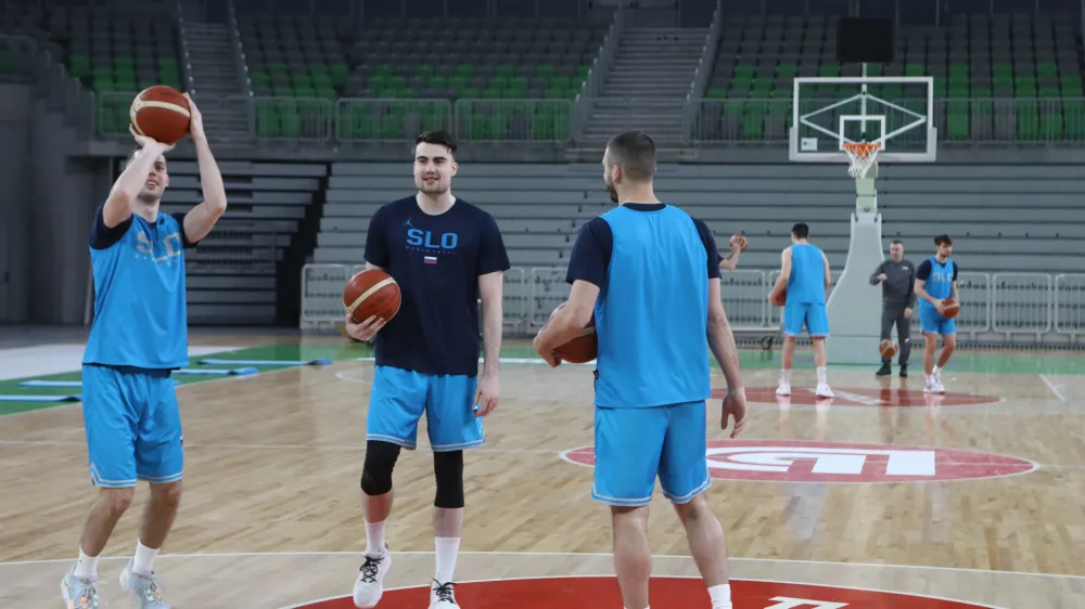 - 20.02.2023 &ndash; mo&scaron;ka ko&scaron;arkarska reprezentanca pred nadaljevanjem kvalifikacij za svetovno prvenstvo SP 2023 - //FOTO: Luka Cjuha