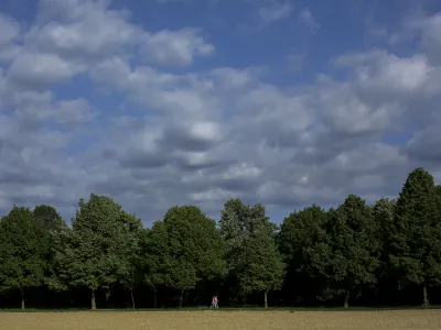 ﻿- oblaki - drevesa - narava - <br><br><br>- 59. Pohod ob žici Ljubljana 2015 - Pot ob žici - otroci iz ljubljaskih vrtcev na poti okoli žice - Šiška               //FOTO: Jaka Gasar