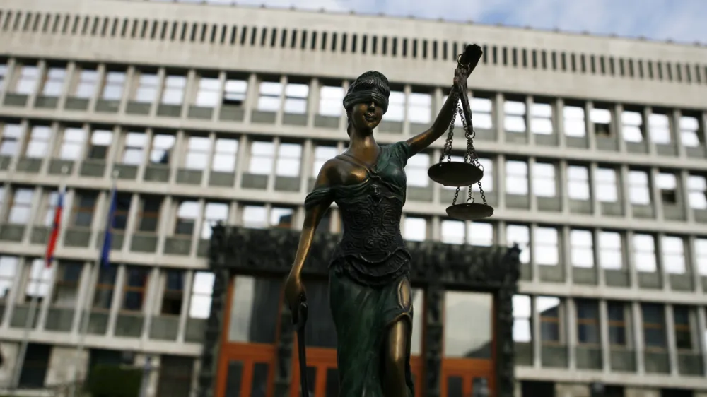 Ustavni sodniki so državnemu zboru naložili, naj protiustavnost zakona o sodniški službi odpravi v šestih mesecih. 