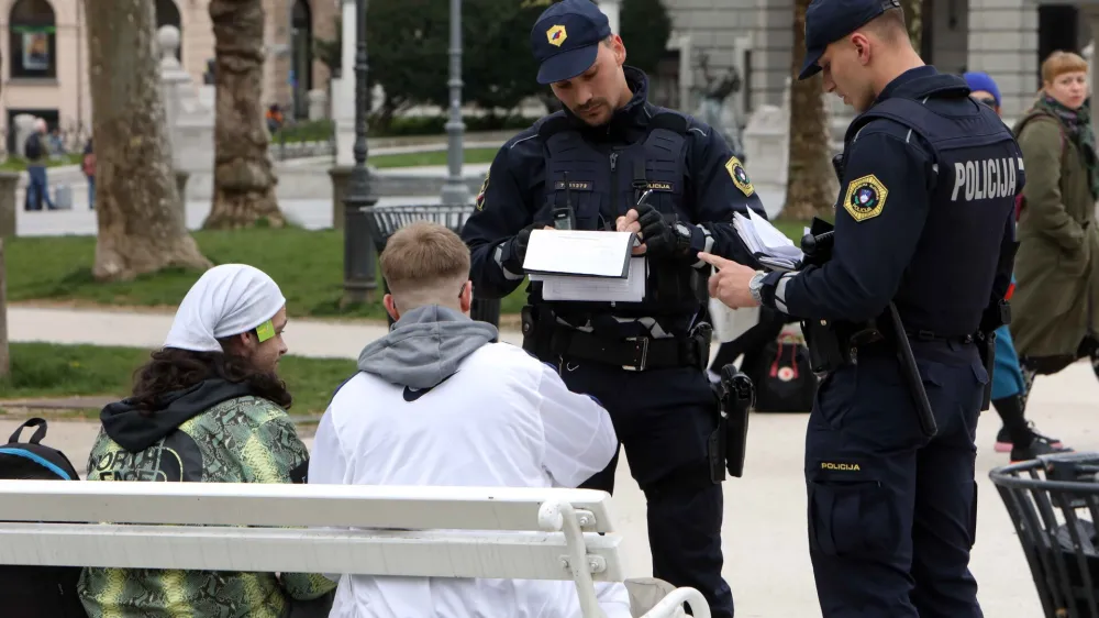 - policija popisuje mladoletnike - najstni&scaron;ka mladina <br><br>- 20.04.2023 &ndash; Kongresni trg - tradicionalni Marihuana mar&scaron; 2023 v organizaciji &Scaron;tudentske organizacije Univerze v Ljubljani - <br><br><br>//FOTO: Tomaž Skale<br><br><br>