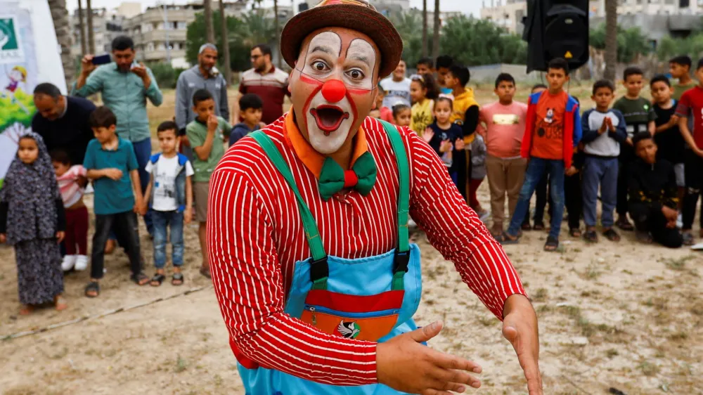 Sheila Keen-Warren se je pred več kot 30 leti pri vratih žene svojega ljubimca prikazala v kostumu klovnese, s &scaron;opkom in balonoma v rokah. Hladnokrvno jo je ustrelila. Fotografija je simbolična.