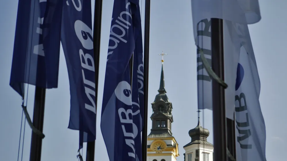 - ilustrativna fotografija - NLB - cerkev - bančništvo //FOTO: Bojan Velikonja