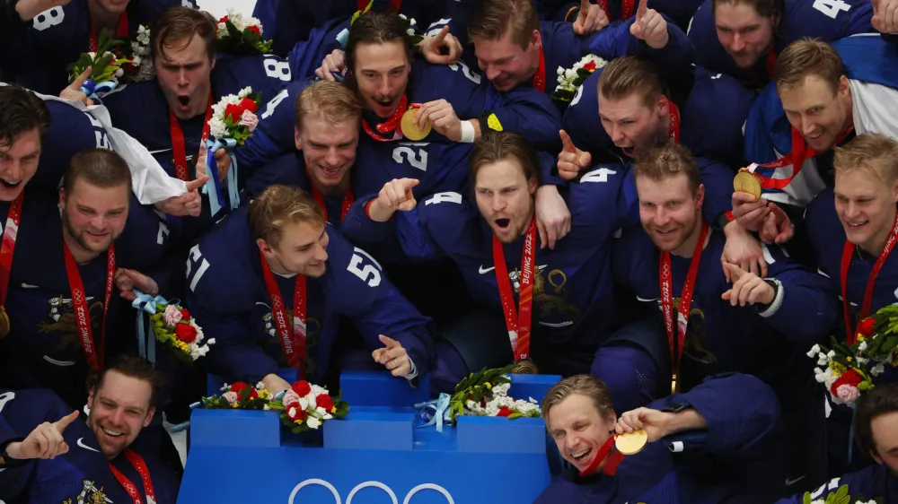 ﻿2022 Beijing Olympics - Victory Ceremony - Ice Hockey - Men's Gold Medal - National Indoor Stadium, Beijing, China - February 20, 2022. Finland players pose for a picture with their gold medals during the medal ceremony. REUTERS/Brian Snyder