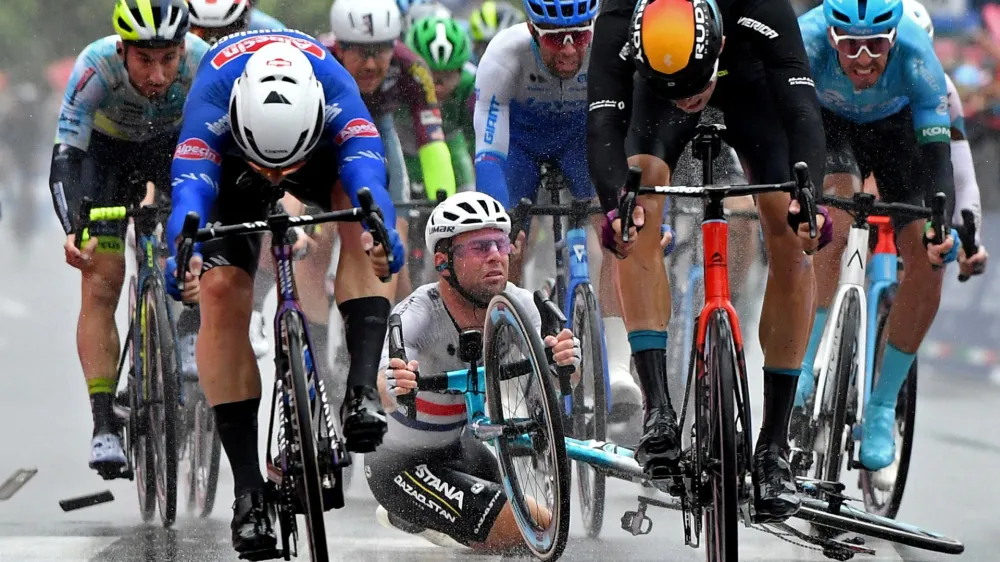 Cycling - Giro d'Italia - Stage 5 - Atripalda to Salerno - Italy - May 10, 2023 Astana Qazaqstan Team's Mark Cavendish crashes before Alpecin-Fenix's Kaden Groves wins stage 5 REUTERS/Jennifer Lorenzini   TPX IMAGES OF THE DAY