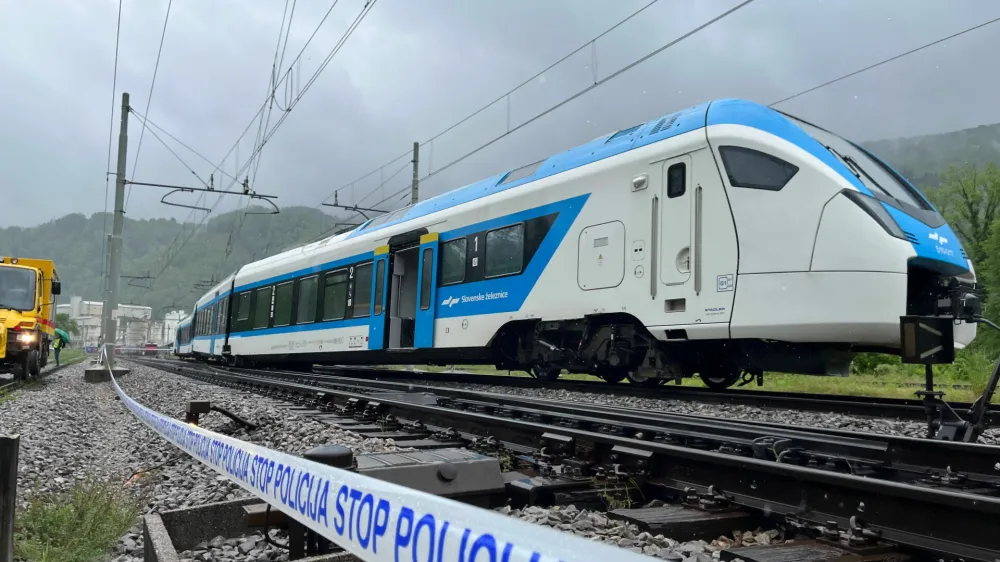 Iztirjeni vlak v Kresnicah na progi Kresnice - Litija