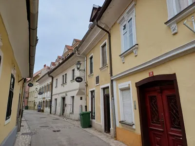 Jenkova rezidenca je poklon kranjskemu pesniku in pisatelju Simonu Jenku.