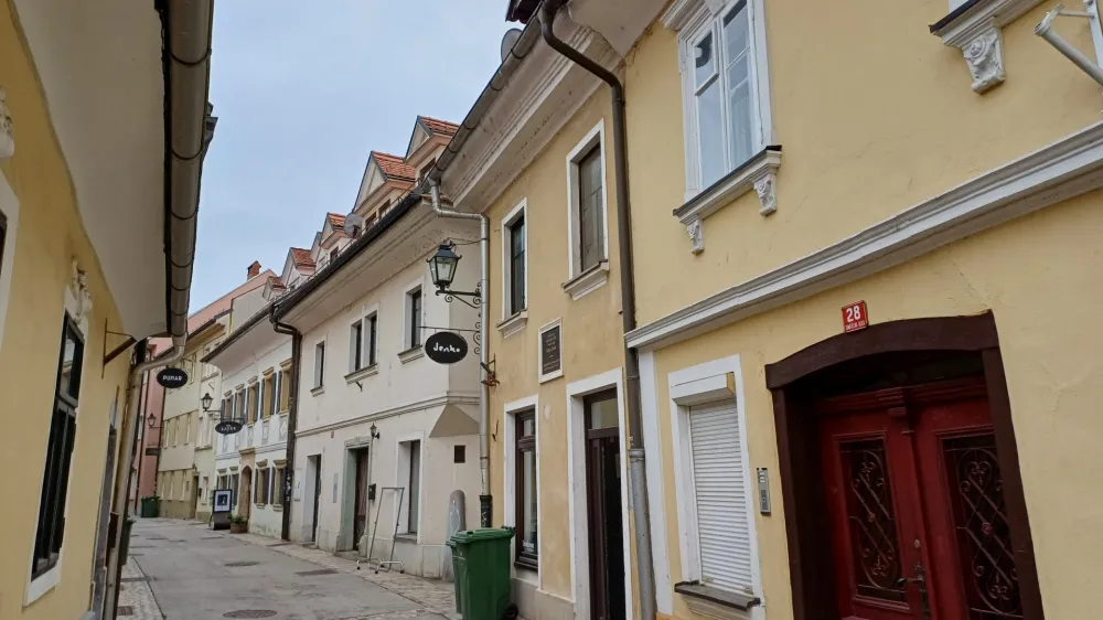 Jenkova rezidenca je poklon kranjskemu pesniku in pisatelju Simonu Jenku.