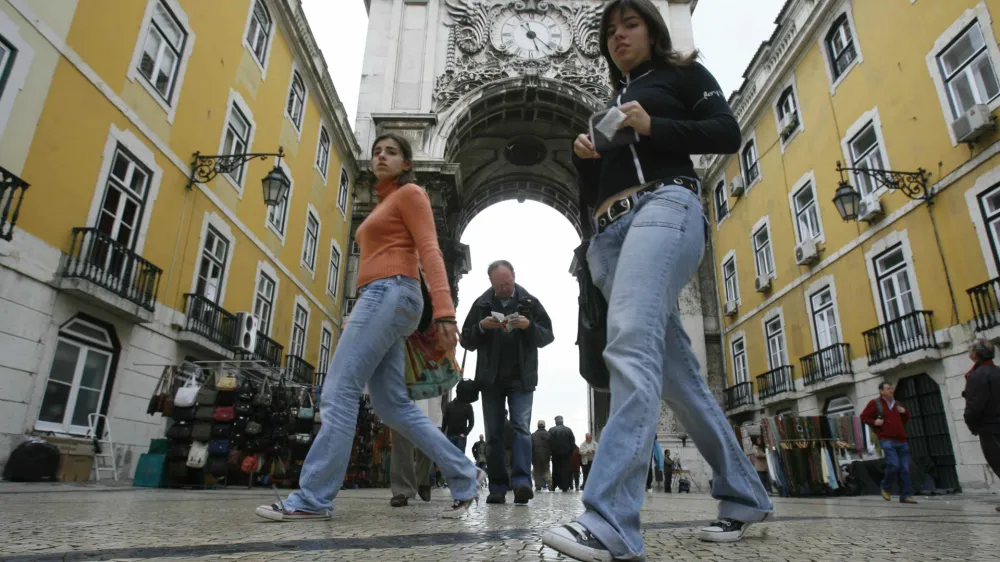 - Baixo center mesta,- PORTUGALSKA - Lizbona - pridružitev EU 1986 - članica zveze NATO od 1949- Površina 92.391 km2- Prebivalstvo 10,6 milijona - Valuta evro (EUR) - Dnevnik z avtodomom po Evropi 2008 - Evropska mesta– 50 let Evropske unije - 27 držav članic EU - Evropska unija - //FOTO: Bojan VelikonjaOPOMBA: ZA OBJAVO V ČASOPISU DNEVNIK