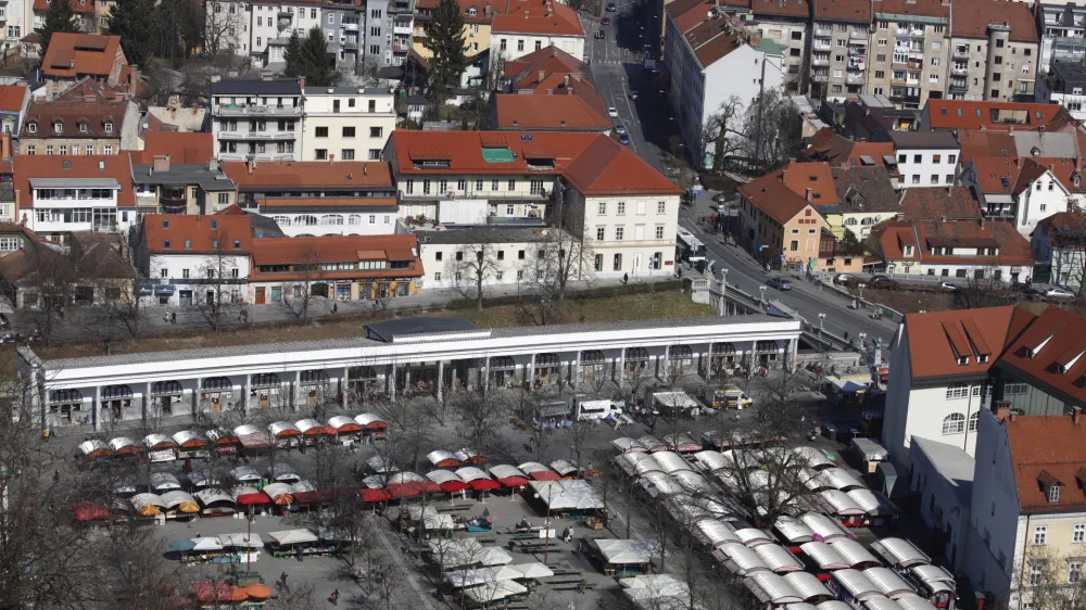 - Ljubljnaska tržnica - Vodnikov trg //FOTO: Luka Cjuha