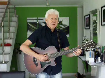 - 01.06.2022 - Andrej Šifrer, legendarni slovenski kantavtor in skladatelj je 1. maja dopolnil 70 let starosti //FOTO: Tomaž Skale