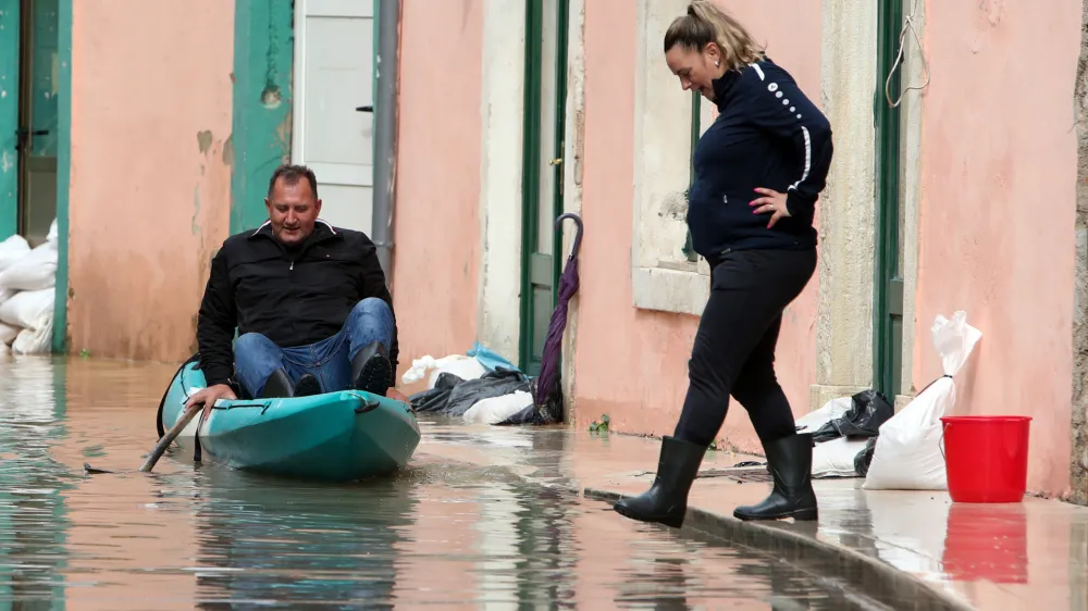 Zaradi obilnih padavin je poplavilo hrva&scaron;ko mesto Obrovac v bližini Novigradskega morja.