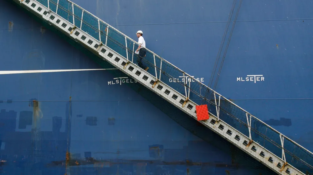 ﻿simbolična fotografija, Luka Koper, delavec, ladjarstvo, gospodarska rast, vzpon in padec. socialne razlike- 26.05.2014 Luka Koper - najdaljša ladja v zgodovini koprskega pristanišča - 334 metrov dolga kontejnerska ladja CMA CGM Cenderillon -   //FOTO: Bojan Velikonja