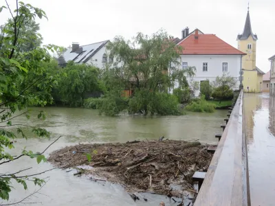 Narasla Krka je včeraj naplavila cel kup vejevja pod južni kostanjevi&scaron;ki most. F Dragana Stanković