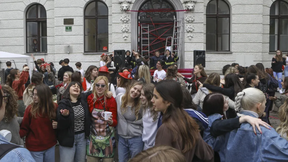  18.05.2023 - Gimnazija Poljane &ndash; veselje dijakov ob zaključku 2. ocenjevalnega obdobja in pouka za zaključne letnike v &scaron;olskem letu 2022/2023 &ndash; //FOTO: Luka Cjuha