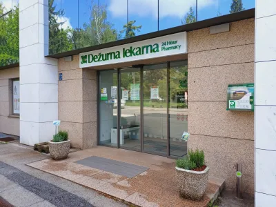 Na Gorenjskem so ob nedeljah in praznikih čez dan na voljo tri dežurne lekarne: v Škofji Loki, Kranju in na Jesenicah. Ponoči deluje le lekarna v Kranju na Bleiweisovi cesti.