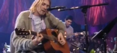 ﻿Rekordna cena za pleteni jopič pevca Nirvane Kurta Cobaina<br>Da, to pa je blazna cena! Pleten jopič pevca Nirvane Kurta Cobaina (umrl je star 27 let), v katerem je leta 1993 posnel neko oddajo, so na dražbi v New Yorku prodali za 301.430 evrov. To je absolutni rekord za tak kos oblačila. Sivo-rjav