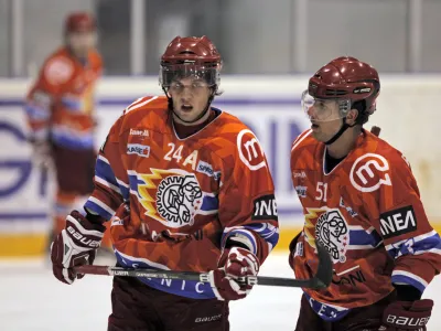 Rok Tičar in Mitja Robar (desno)<br><br><br><br>- hokej - Acroni Jesenice: KAC Celovec, liga Ebel, 7. krog:<br>- hokejisti Acroni Jesenic so izgubili proti celovški ekipi KAC z 0:4 (0:0, 0:2, 0:2).<br><br><br>///FOTO: Luka Cjuha