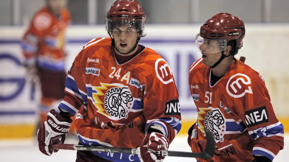 Rok Tičar in Mitja Robar (desno)<br><br><br><br>- hokej - Acroni Jesenice: KAC Celovec, liga Ebel, 7. krog:<br>- hokejisti Acroni Jesenic so izgubili proti celovški ekipi KAC z 0:4 (0:0, 0:2, 0:2).<br><br><br>///FOTO: Luka Cjuha