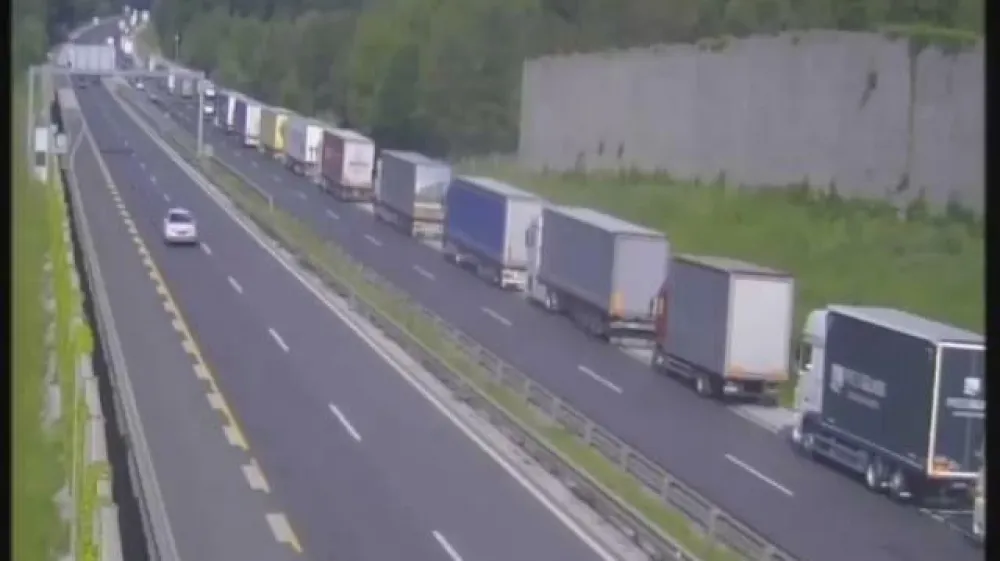 Med priključkom Celje center in Celje zahod proti Ljubljani je nastal dalj&scaron;i zastoj. Tovorna vozila v koloni stojijo na voznem pasu.<br>