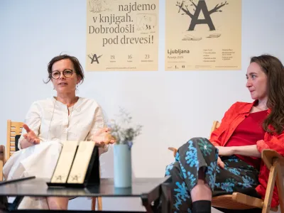 Ljubljana, Vodnikova domacija Center.<br>Novinarska konferenca s predstavitvijo podrobnosti letosnje sezone Knjiznice pod krosnjami 2023.<br>Tina Popovic, ki si je branje pod drevesi pred skoraj 20 leti zamislila ter vodja in koordinatorka projekta na nacionalni ravni Gaja Naja Rojec.