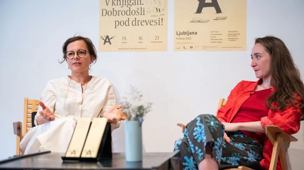 Ljubljana, Vodnikova domacija Center.<br>Novinarska konferenca s predstavitvijo podrobnosti letosnje sezone Knjiznice pod krosnjami 2023.<br>Tina Popovic, ki si je branje pod drevesi pred skoraj 20 leti zamislila ter vodja in koordinatorka projekta na nacionalni ravni Gaja Naja Rojec.