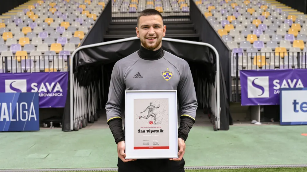 - 19.05.2023 – Žan Vipotnik, profesionalni nogometaš - član nogometnega kluba Maribor in od leta 2023 tudi slovenske nogometne reprezentance - Dnevnikov nogometaš sezone 2022/23 //FOTO: Nik Erik Neubauer