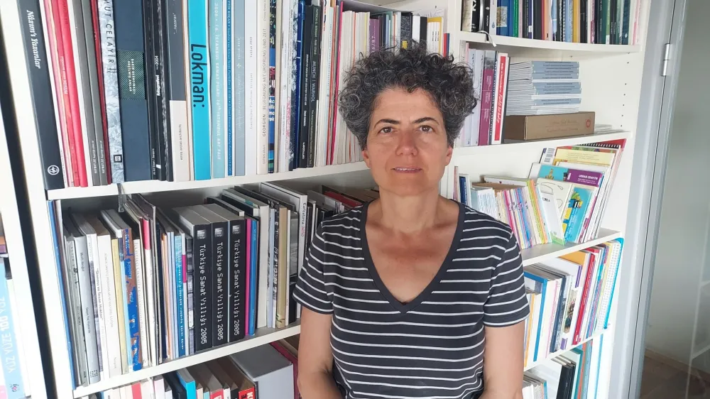 Asena Günal si želi zmage opozicije, saj bo le tako na svobodo spet prišel njen prijatelj in ustanovitelj organizacije Anadolu Kültür Osman Kavala.