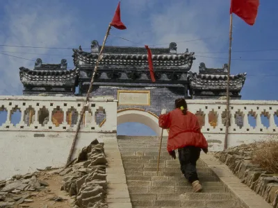 Fundacija ULAY, izsek iz projekcije The Lovers, The Great Wall Walk (Ljubimca, hoja po velikem kitajskem zidu), Marina Abramović in Ulay: https://ljubljanaartweekend.com/ULAY-Foundation 