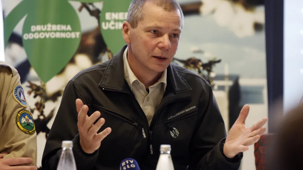 ﻿Damjan Oražem, vršilec dolžnosti direktorja Zavoda za gozdove Slovenije Damjan Oražem - 06.11.2014 - projekt Obnovimo slovenske gozdove - novinarska konferenca Zavoda za gozdove Slovenije, Zveze tabornikov Slovenije (ZTS) in družbe BTC, na kateri so predstavili potek projekta obnove gozdov //FOTO: Bojan Velikonja