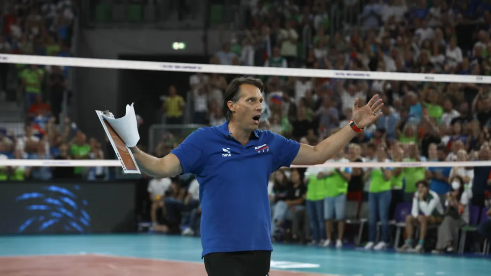 Gheorghe Cretu, slovenski selektor odbojkarske reprezentance <br><br>- 07.09.2022 &ndash; odbojka &ndash; Slovenija: Ukrajina, svetovno prvenstvo v odbojki za mo&scaron;ke v Ljubljani, četrtfinale: Slovenska mo&scaron;ka odbojkarska reprezentanca se je uvrstila v polfinale svetovnega prvenstva. V četrtfinalu je v Ljubljani premagala Ukrajino s 3:1 <br><br><br>//FOTO: Luka Cjuha
