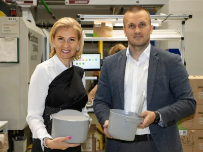 Tanja Skaza, solastnica podjetja Skaza, in Niko Medved, pomočnik generalnega direktorja Skaze, z nagrajenim izdelkom organko daily. F Skaza