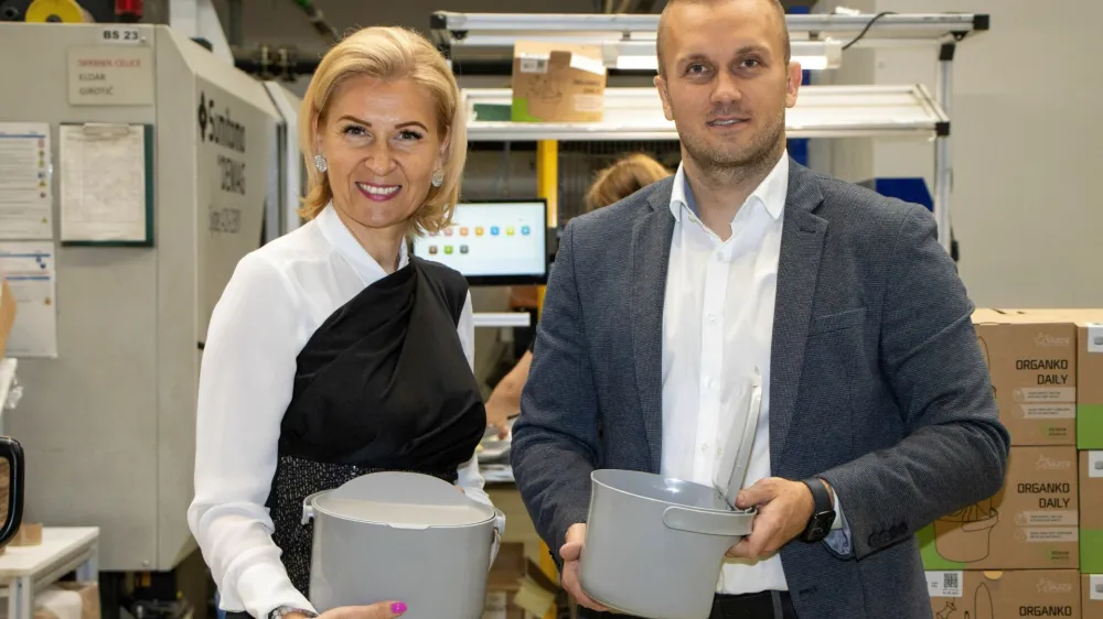 Tanja Skaza, solastnica podjetja Skaza, in Niko Medved, pomočnik generalnega direktorja Skaze, z nagrajenim izdelkom organko daily. F Skaza