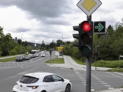 Zavijanje s Podutiške na Ulico bratov Babnik je po novem dovoljeno tudi pri rdeči luči. Če je seveda to varno in je pot prosta. 