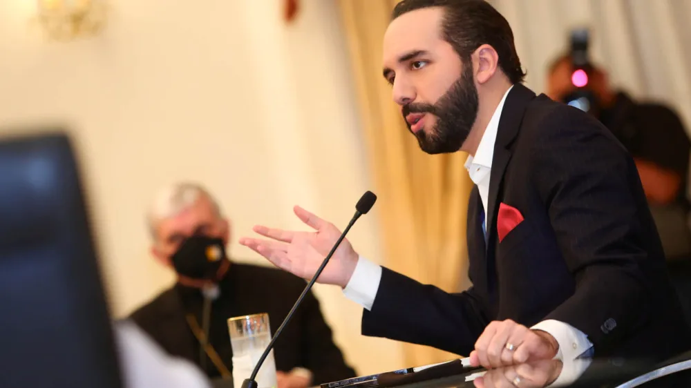 El Salvador's President Nayib Bukele takes part in a meeting with accredited ambassadors in El Salvador, at the Presidential House in San Salvador, El Salvador May 3, 2021. Picture taken May 3, 2021. Secretaria de Prensa de La Presidencia/Handout via REUTERS ATTENTION EDITORS - THIS IMAGE WAS PROVIDED BY A THIRD PARTY. NO RESALES. NO ARCHIVES. MANDATORY CREDIT.
