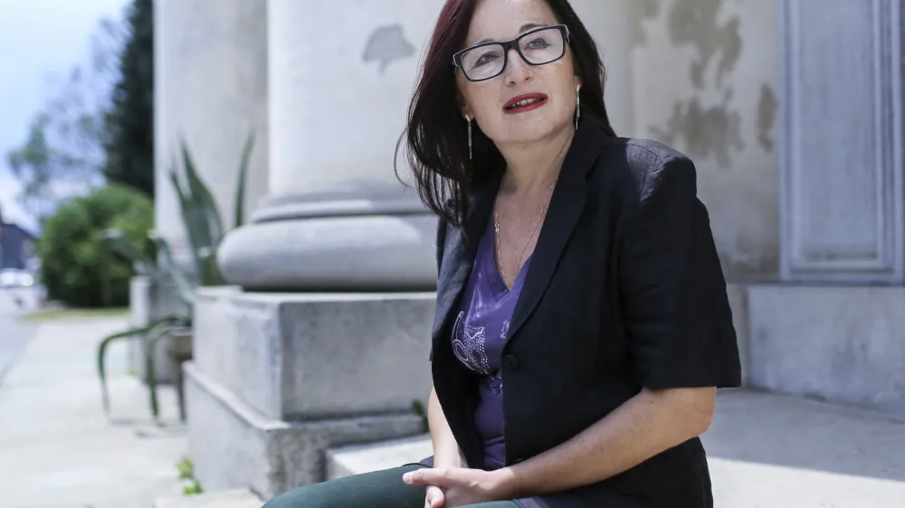 Dr. Tatjana Greif, aktivistka na področju človekovih pravic LGBT, esejistka in arheologinja - koordinatorica organizacije &Scaron;kuc-LL, ki se zavzema za uveljavitev pravic gejev, lezbijk, biseksualcev in transseksualcev - glavna in odgovorna urednica knjižne zbirke &Scaron;KUC-Vizibilija     //FOTO: Jaka Gasar