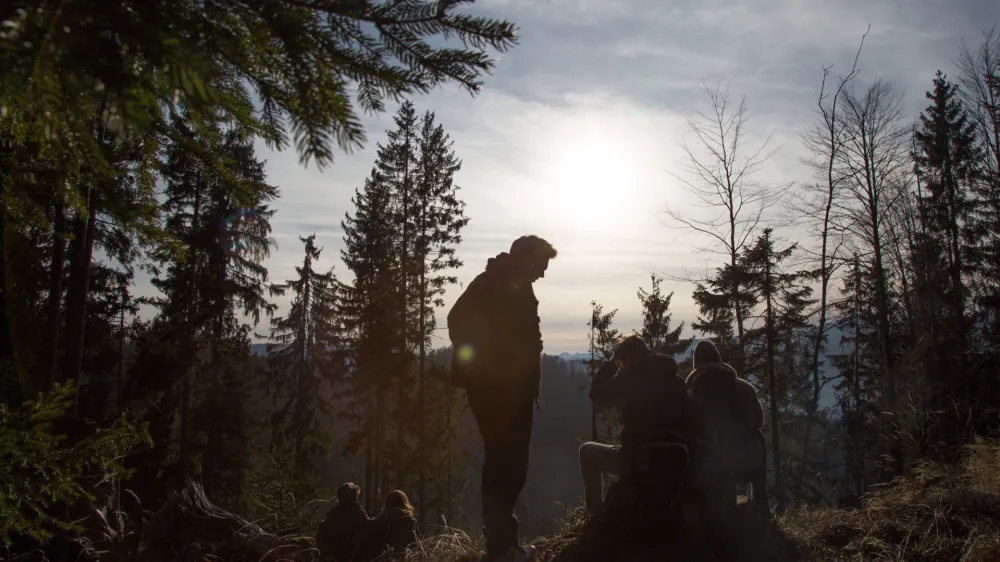- 14.12.2015 - Simbolična fotografija - pohodni&scaron;tvo - počitek - gozd - hribi - //FOTO: Maja Marko