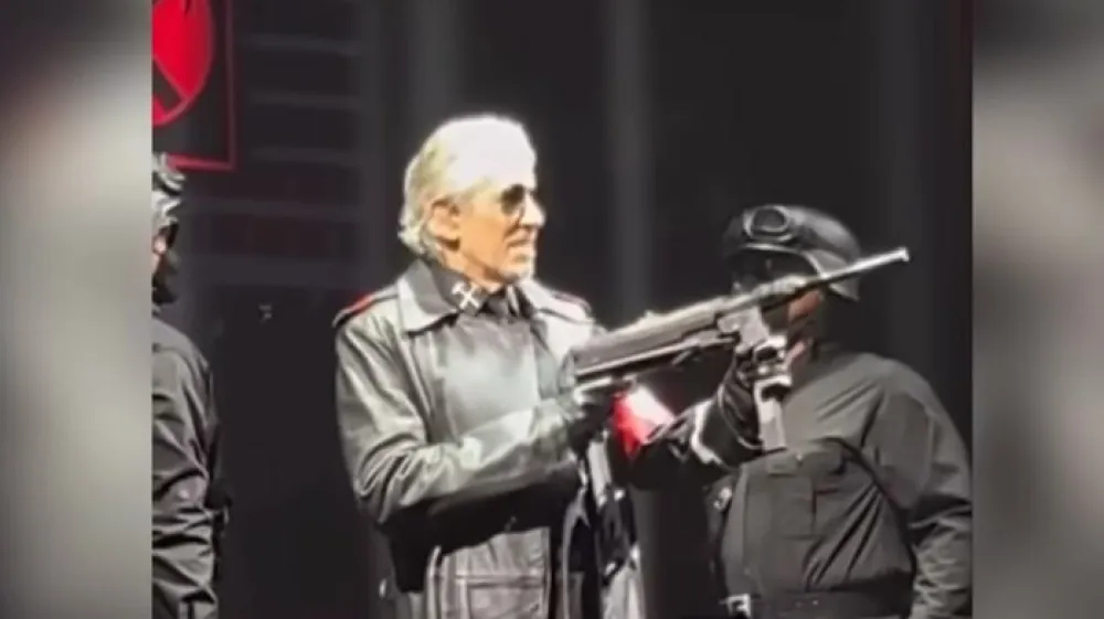 Roger Waters obtožbe o antisemitizmu zanika in pravi, da protestira proti izraelski politiki, in ne proti judovskemu ljudstvu.