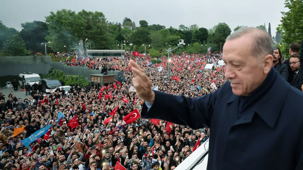 Turkish President Tayyip Erdogan greets his supporters following early exit poll results for the second round of the presidential election in Istanbul, Turkey May 28, 2023. Murat Cetinmuhurdar/Presidential Press Office/Handout via REUTERS ATTENTION EDITORS - THIS PICTURE WAS PROVIDED BY A THIRD PARTY. NO RESALES. NO ARCHIVES.