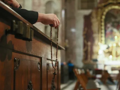 ﻿- simbolična fotografija - katoliška molitev - rožni venec - krščanstvo - kristjani - verniki -- maša - cerkev<br><br><br>- 26.11.2018 – Slovenska škofovska konferenca (SŠK) - plenarna seja - poleg slovenskih škofov so se udeležili tudi delegati iz sosednjih škofovskih konferenc - //FOTO: Luka Cjuha.