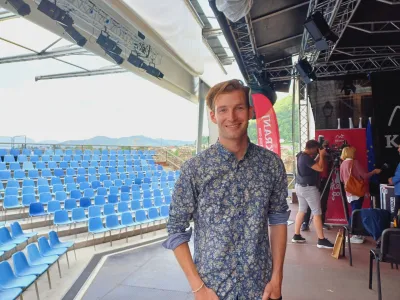 »Med športom in glasbo je ogromno povezav: povsod, kjer za trenutek zaspiš, te nekdo prehiti,« meni smučarski skakalec in glasbenik Žiga Jelar. Danes zvečer ga v Kranju čaka prvi samostojni koncert.

Foto: Tina Jereb