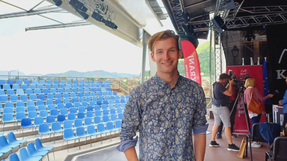 »Med športom in glasbo je ogromno povezav: povsod, kjer za trenutek zaspiš, te nekdo prehiti,« meni smučarski skakalec in glasbenik Žiga Jelar. Danes zvečer ga v Kranju čaka prvi samostojni koncert.

Foto: Tina Jereb