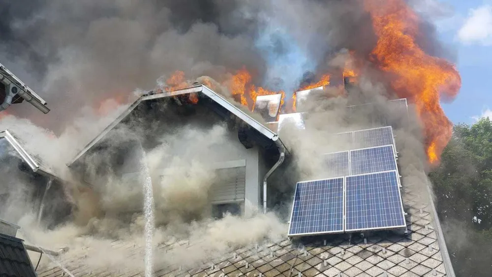 Objekt, na katerem je bila tudi fotovoltaika, je bil skoraj v celoti uničen. 