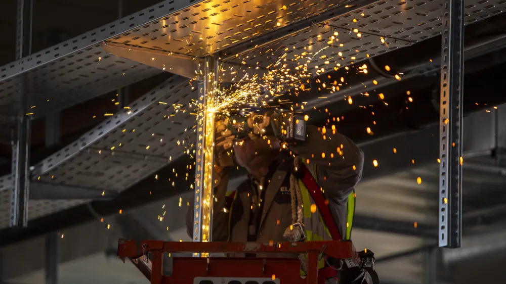 - simbolična fotografija - gradbeni&scaron;tvo - gradbeni delavci - varilci - varjanje - varjenje - 09.04.2019 &ndash; Gradnja - najsodobnej&scaron;o nakupovalno sredi&scaron;če ALEJA v Ljubljani &ndash; &Scaron;i&scaron;ka, ki ga gradi SES - Spar European Shopping Center - gradbi&scaron;če Cesta Ljubljanske brigade -- //FOTO: Matjaž Ru&scaron;t