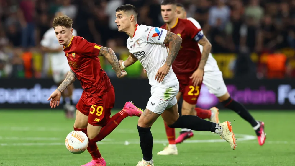 Soccer Football - Europa League - Final - Sevilla v AS Roma - Puskas Arena, Budapest, Hungary - May 31, 2023 AS Roma's Nicola Zalewski in action with Sevilla's Erik Lamela REUTERS/Bernadett Szabo